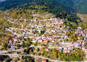 Τυμφρηστός: Το κουκλίστικο χωριό με την καταπληκτική θέα και τη γνωστή «φιδίσια» διαδρομή