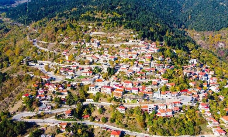 Τυμφρηστός: Το κουκλίστικο χωριό με την καταπληκτική θέα και τη γνωστή «φιδίσια» διαδρομή