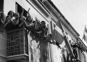 Σαν σήμερα το 1944: Η ελληνική σημαία κυματίζει ξανά στην Ακρόπολη