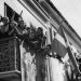 Σαν σήμερα το 1944: Η ελληνική σημαία κυματίζει ξανά στην Ακρόπολη