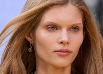 3 beauty tips για να σου κρατήσει περισσότερο το ίσιωμα στα μαλλιά