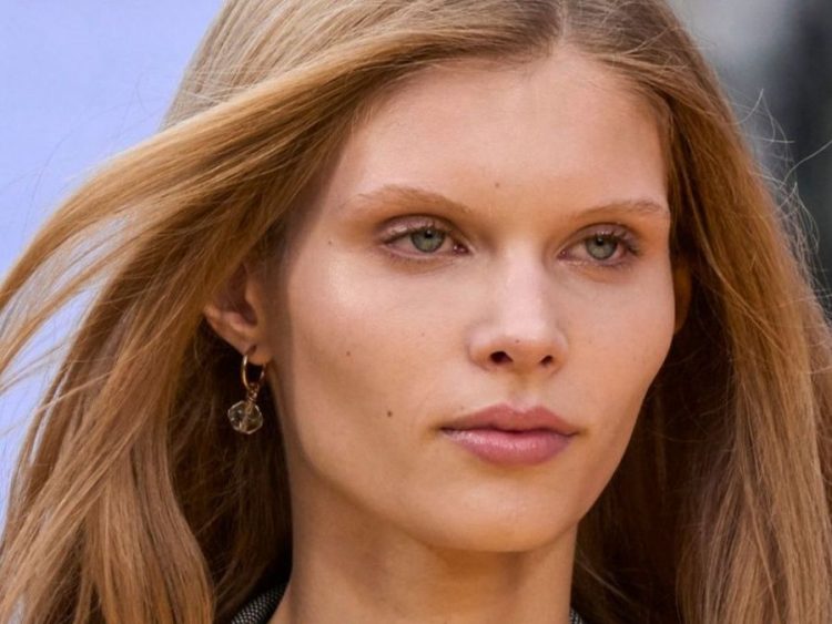 3 beauty tips για να σου κρατήσει περισσότερο το ίσιωμα στα μαλλιά