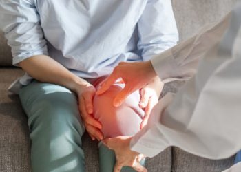 Πόνος στις αρθρώσεις από την εμμηνόπαυση: Τι τον προκαλεί και πώς αντιμετωπίζεται
