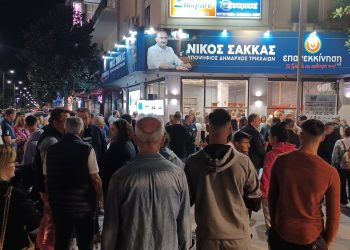 Πανηγυρικό κλίμα στο εκλογικό κέντρο του Νίκου Σακκά