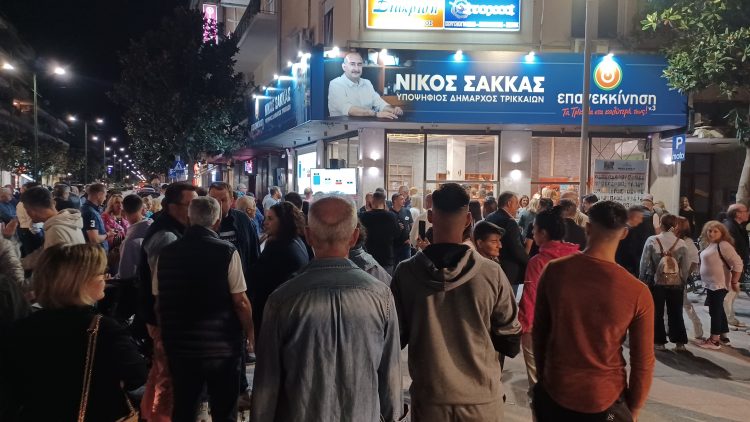 Πανηγυρικό κλίμα στο εκλογικό κέντρο του Νίκου Σακκά