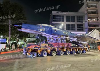 Έμειναν με το στόμα ανοιχτό οι Λαρισαίοι: Ένα εντυπωσιακό μαχητικό αεροσκάφος στους δρόμους της πόλης