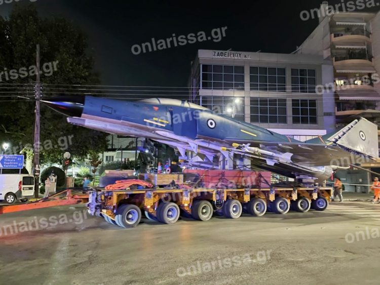 Εντυπωσιακό μαχητικό αεροσκάφος στους δρόμους της Λάρισας