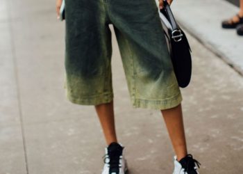 Ο καλύτερος οδηγός αγοράς για τα old school sneakers που θα φορέσουμε φέτος παντού