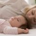 Co-sleeping: Συμβουλές για να κοιμάστε με ασφάλεια μαζί με το μωρό