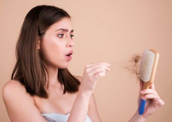 Πώς να καθαρίσετε και να απολυμάνετε τις χτένες