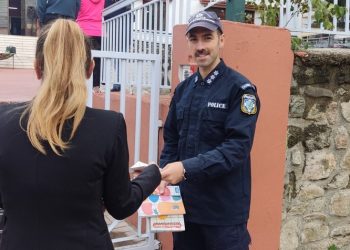 Αστυνομικοί διένειμαν ενημερωτικά φυλλάδια, σχολικά προγράμματα και σελιδοδείκτες σε μαθητές σε σχολεία των Τρικάλων κι όλης της Θεσσαλίας