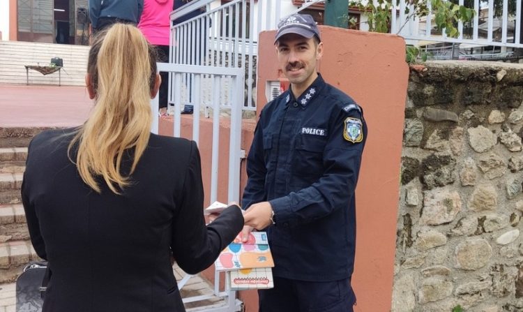 Αστυνομικοί διένειμαν ενημερωτικά φυλλάδια, σχολικά προγράμματα και σελιδοδείκτες σε μαθητές σε σχολεία των Τρικάλων κι όλης της Θεσσαλίας