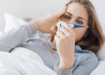 Τα πιο συνηθισμένα συμπτώματα που μας προκαλεί ο κορωνοϊός αυτή την εποχή