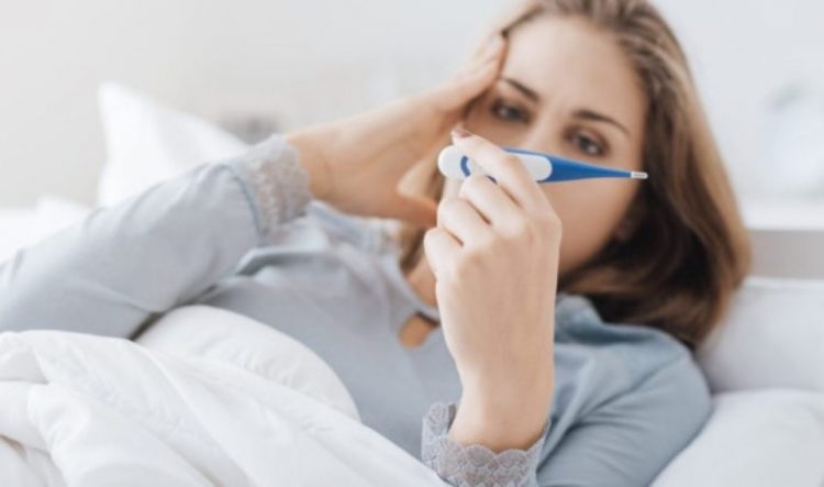 Τα πιο συνηθισμένα συμπτώματα που μας προκαλεί ο κορωνοϊός αυτή την εποχή