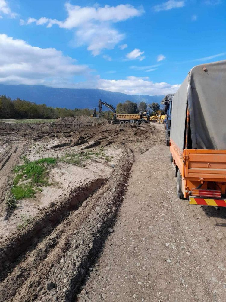 Μηχανήματα της Περιφερειακής Ενότητας Τρικάλων προχωρούν σε καθαρισμούς και ενισχύουν αναχώματα