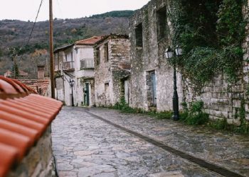 Το “άγνωστο” χωριό της Πελοποννήσου σε υψόμετρο 900 μέτρων… τόπος καταγωγής των Σ. Νιάρχου, Ντόλλης Γουλανδρή κ.α.