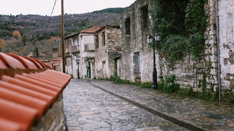 Το “άγνωστο” χωριό της Πελοποννήσου σε υψόμετρο 900 μέτρων… τόπος καταγωγής των Σ. Νιάρχου, Ντόλλης Γουλανδρή κ.α.
