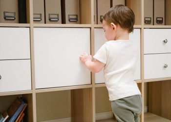 Ο λόγος που πρέπει να στερεώνετε καλά στον τοίχο τα παιδικά έπιπλα