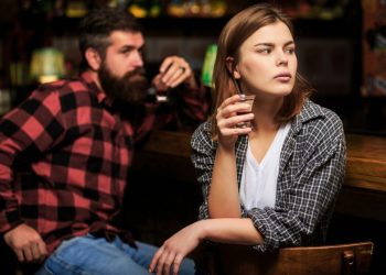 Οι άντρες που θεωρούν ότι η αδιαφορία είναι η καλύτερη εκδίκηση