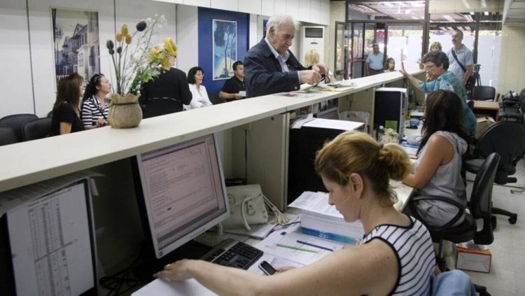 Ποιοι θα λάβουν αυξήσεις: Τι ισχύει για δημόσιους υπάλληλους και συνταξιούχους