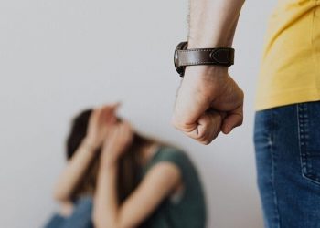Λάρισα: Χειροπέδες σε γονείς που χαστούκισαν την κόρη τους