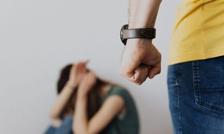 Λάρισα: Χειροπέδες σε γονείς που χαστούκισαν την κόρη τους