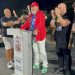 Φιλιατρά: Ο δήμαρχος Τριφυλίας εμφανίστηκε με καπέλο ΣΥΡΙΖΑ, μπλούζα ΝΔ και παπούτσια ΠΑΣΟΚ