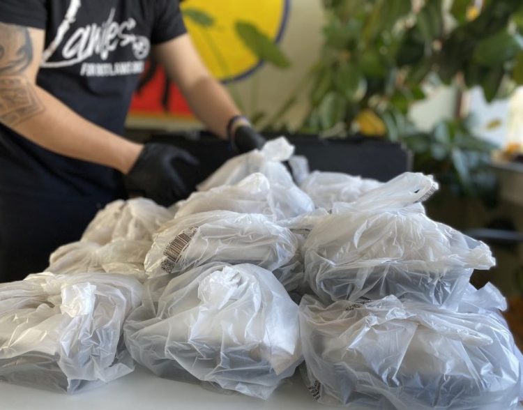 Πρώτο γεύμα από τον Δήμο Τρικκαίων σε 100 μαθητές/τριες των σχολείων στα Μ. Καλύβια