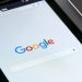 H Google μας ακούει πεντακάθαρα – Πώς να απενεργοποιήσετε τη λειτουργία στο κινητό σας τηλέφωνο