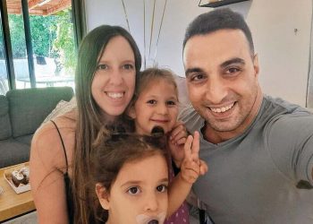 Ισραήλ: Συγκλονίζει πατέρας δύο παιδιών – «Είδα τη γυναίκα και τις κόρες μου σε βίντεο τρομοκρατών»