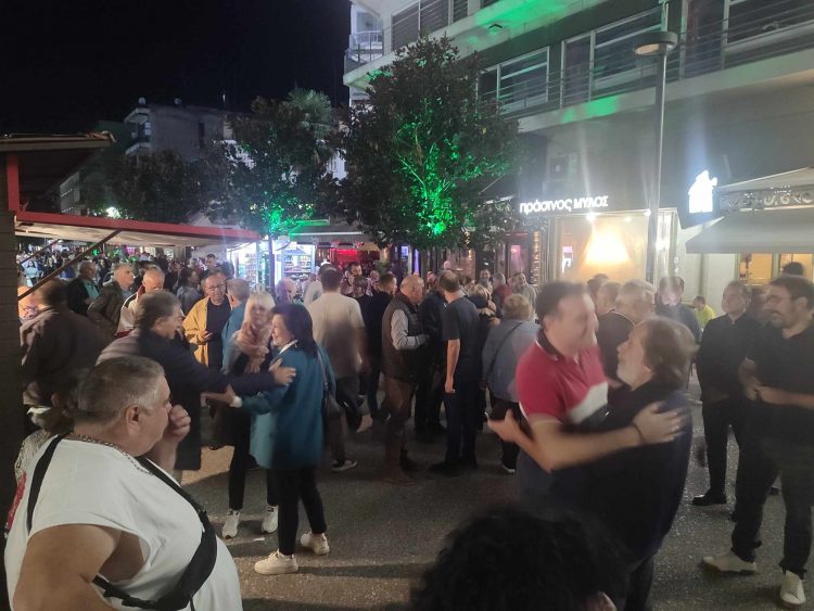 Πανηγυρικό το κλίμα στο περίπτερο της Πρωτοβουλίας του Κουρέτα στα Τρίκαλα