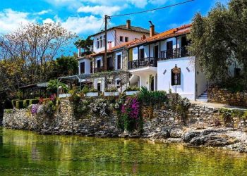 Λεφόκαστρο: Ένα γαλήνιο παραθαλάσσιο χωριουδάκι που θα σας καταπλήξει