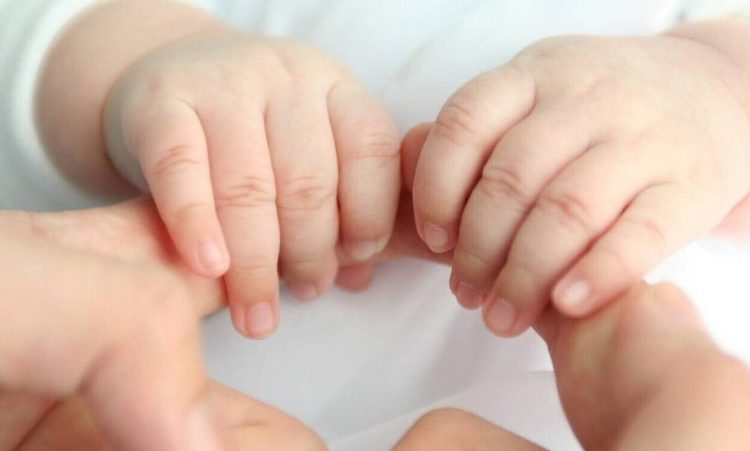 Νταντάδες της γειτονιάς: Μεγάλη αύξηση στο voucher έως και 500 ευρώ – Ποιοι οι δικαιούχοι