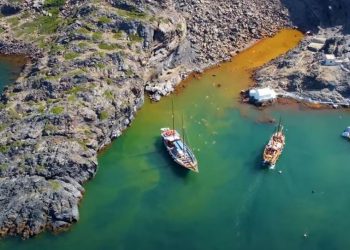 Παλαιά Καμένη: Κολυμπώντας σε ηφαίστειο – Μία μοναδική εμπειρία στα νερά της Σαντορίνης
