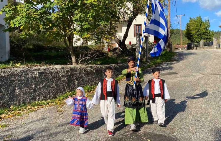 Η συγκινητική παρέλαση 4 παιδιών στην Καστανιά Καλαμπάκας (photo-video)