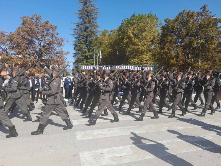 Εντυπωσιακοί οι σπουδαστές και σπουδάστριες της ΣΜΥ με τον άψογο σχηματισμό τους στην παρέλαση (φωτό-video)