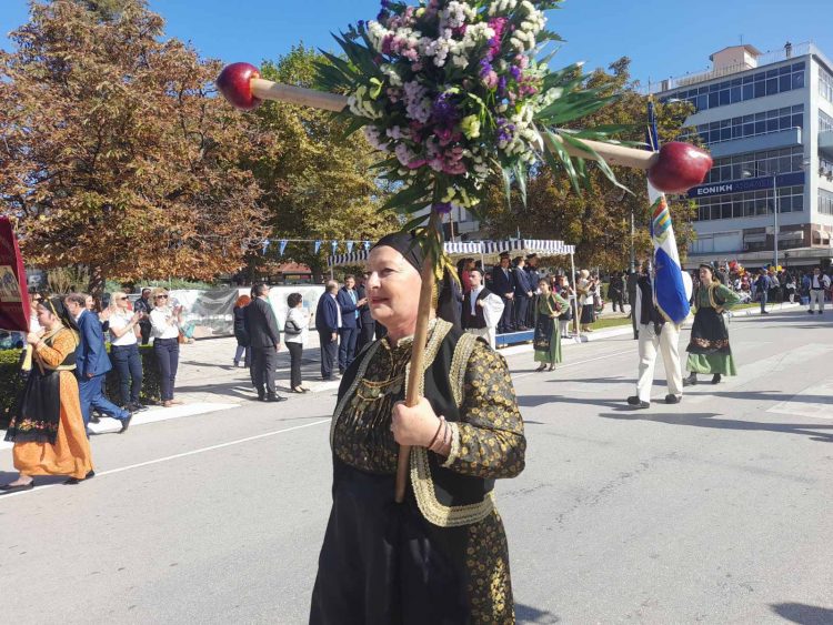 Άρωμα παράδοσης στην παρέλαση με την παρουσία των Πολιτιστικών Συλλόγων (photo-video)
