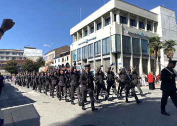 Ρίγη συγκίνησης σκόρπισαν οι σπουδαστές της ΣΜΥ στα Τρίκαλα (video)