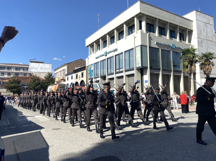 Ρίγη συγκίνησης σκόρπισαν οι σπουδαστές της ΣΜΥ στα Τρίκαλα (video)