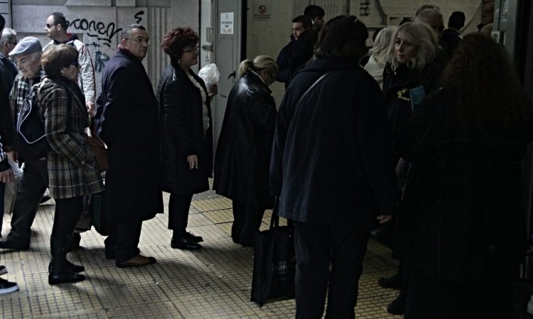 Ποια επιδόματα εξαιρούνται από την προπληρωμένη κάρτα