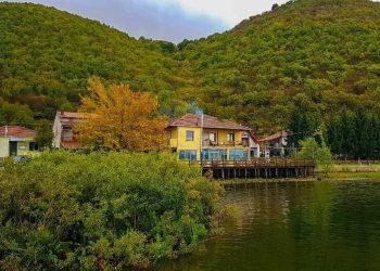 Μικρολίμνη: Aπόλυτη γαλήνη και ηρεμία σε ένα άγνωστο – παραλίμνιο χωριό της Ελλάδας
