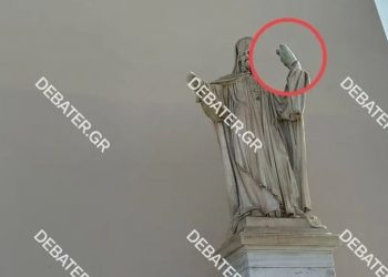Αφαίρεσαν την ποιμαντορική ράβδο από τον ανδριάντα στα Προπύλαια