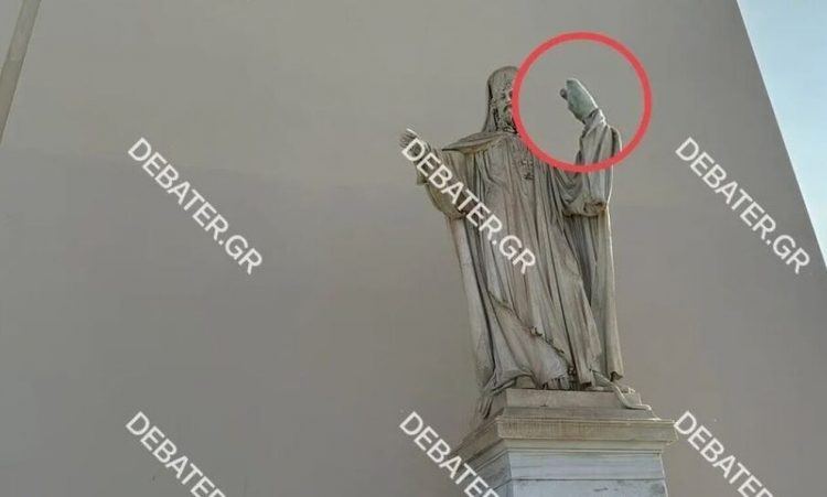 Αφαίρεσαν την ποιμαντορική ράβδο από τον ανδριάντα στα Προπύλαια