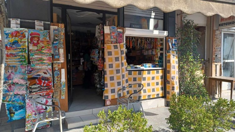 Τρίκαλα: Άνδρας απείλησε την ιδιοκτήτρια ψιλικατζίδικου και την έκλεψε μέρα μεσημέρι