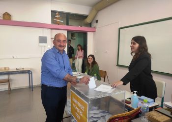 Ψήφισε με τα παιδιά του ο Δήμαρχος Τρικκαίων και εκ νέου υποψήφιος Νίκος Σακκάς