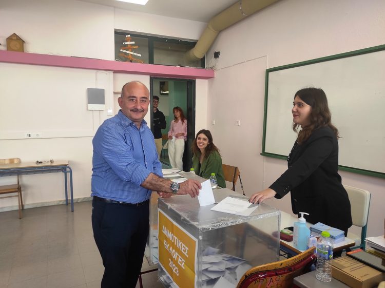 Ψήφισε με τα παιδιά του ο Δήμαρχος Τρικκαίων και εκ νέου υποψήφιος Νίκος Σακκάς