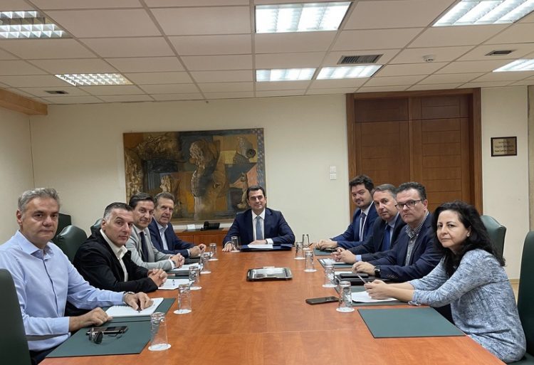 Συνάντηση του Υπουργού Ανάπτυξης Κώστα Σκρέκα με τους εμπόρους για την παραγωγική ανασυγκρότηση της Θεσσαλίας