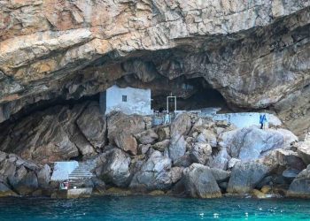 Άγιος Στέφανος: Ένα Συριανό ξωκλήσι στην καρδιά του βράχου