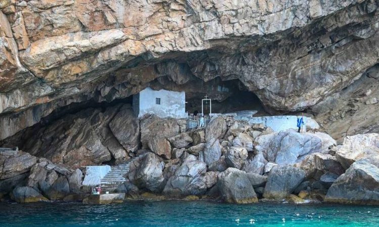 Άγιος Στέφανος: Ένα Συριανό ξωκλήσι στην καρδιά του βράχου