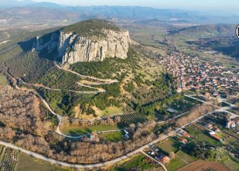 Θεόπετρα | Ο επιβλητικός βράχος στον οποίο ζούσαν οι άνθρωποι των σπηλαίων (εντυπωσιακό video-photo)